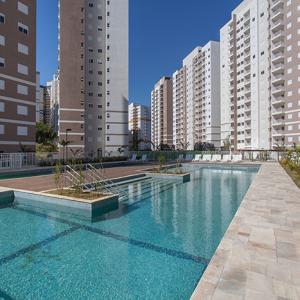 Pool with wet deck